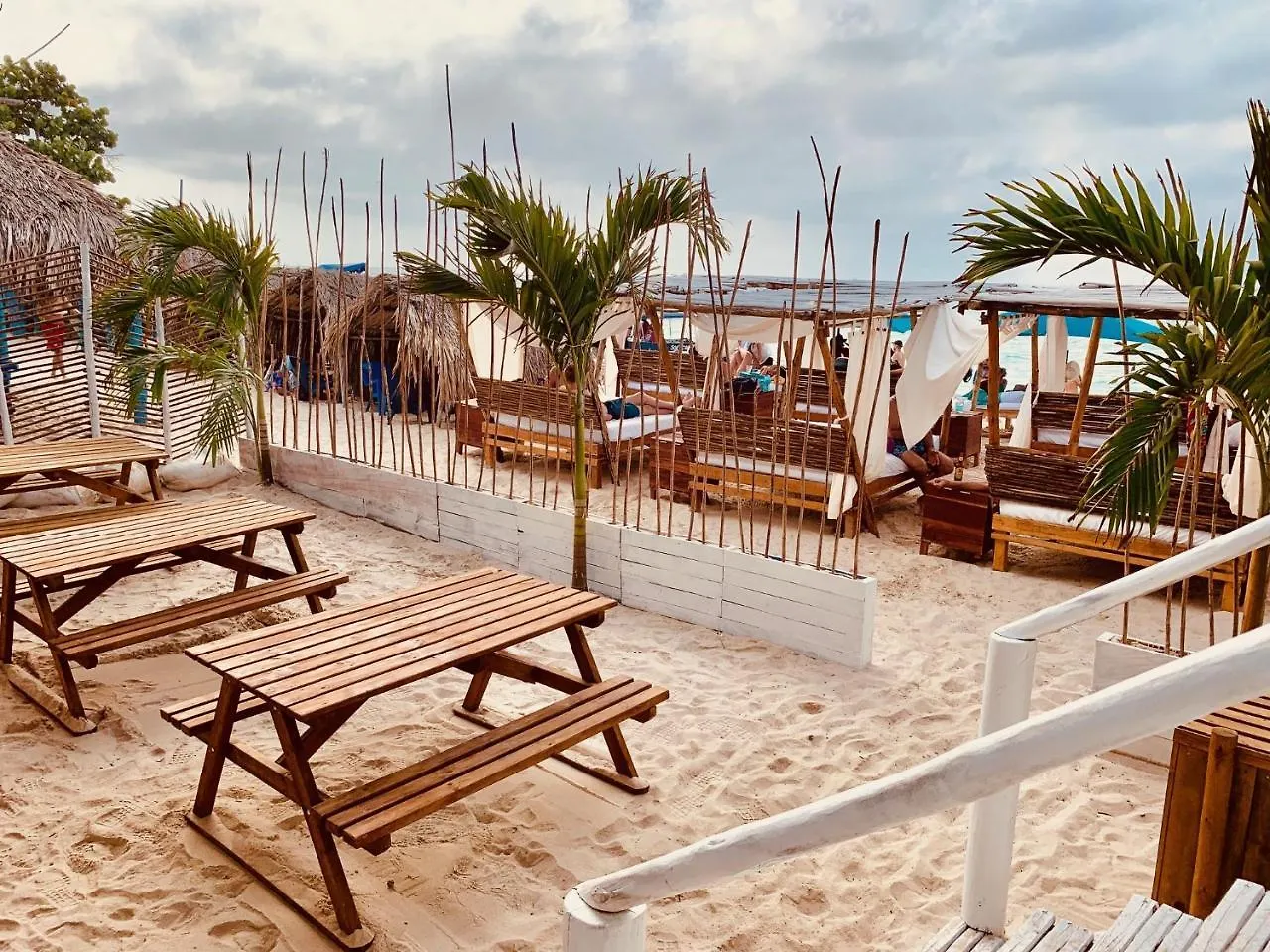 Nena Beach Club & Hotel Pendales